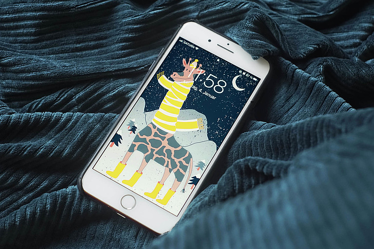 Handy mit GMF Wallpaper mit illustrierter Giraffe mit gelbem Schal