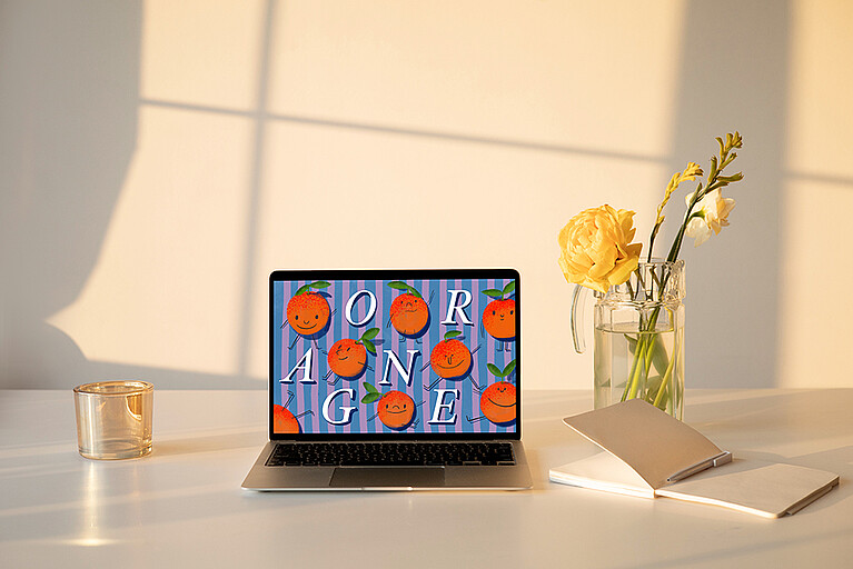 Laptop mit Wallpaper Orange
