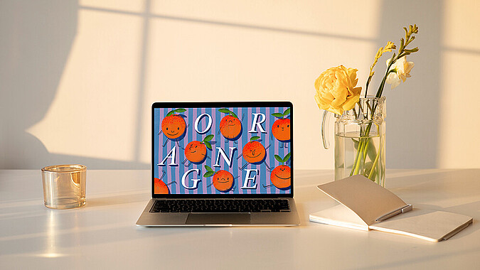 Laptop mit Wallpaper Orange