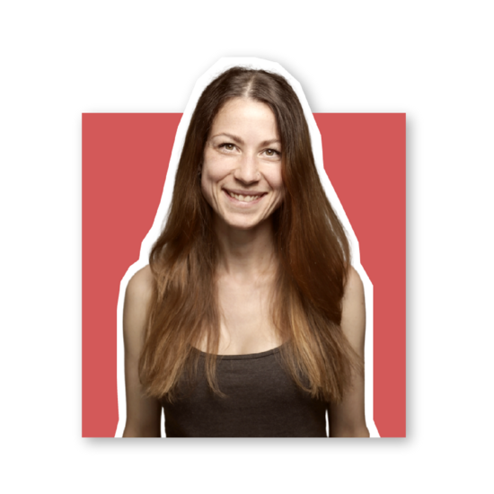 Porträt einer lächelnden Frau mit langen braunen Haaren vor einem roten Hintergrund, umrahmt von einer weißen Kontur