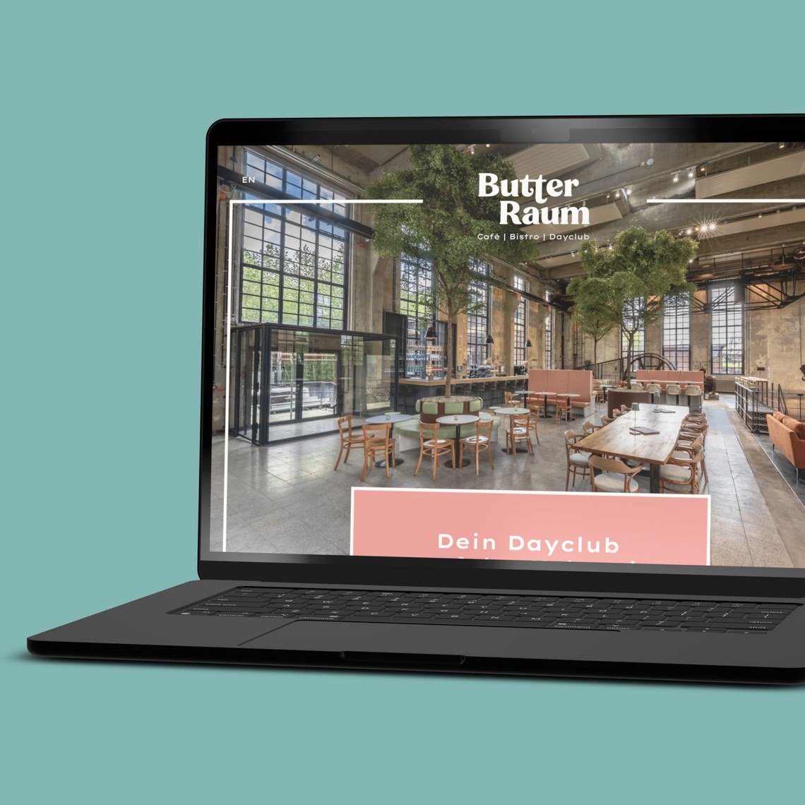 Laptop zeigt Website eines stilvollen Cafés mit moderner Einrichtung.