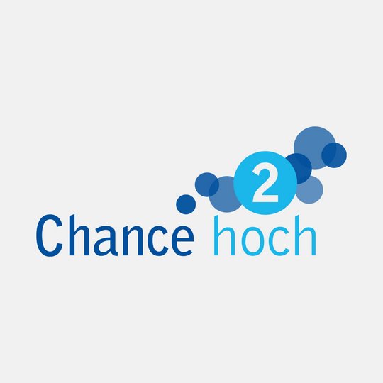 Logo von 'Chance hoch 2' in Blautönen. Der Schriftzug 'Chance' und 'hoch' wird von einer Reihe kreisförmiger Elemente begleitet und die Zahl '2' in einem großen blauen Kreis hervorgehoben