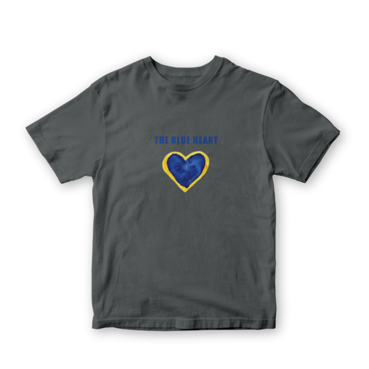 Blueheart Logo blaues Herz mit gelbem Rand mit Schriftzug auf grauem Tshirt