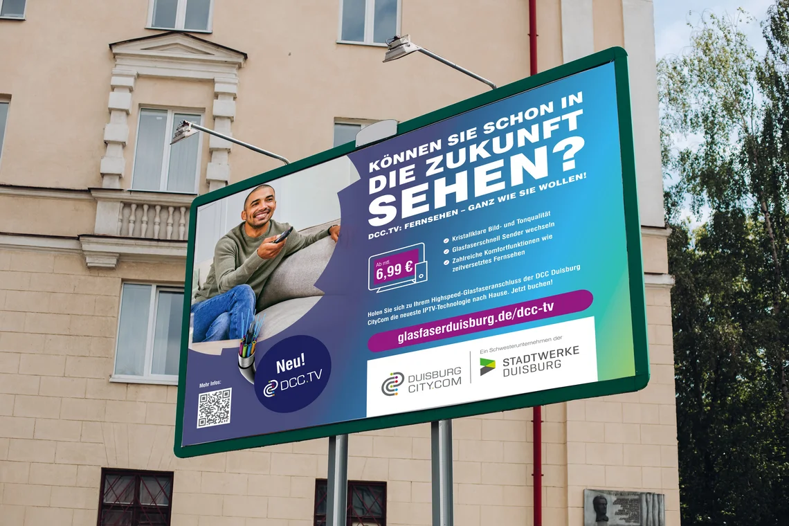 Werbetafel für DCC.TV mit Bild eines lächelnden Mannes und Infos über TV-Angebote.