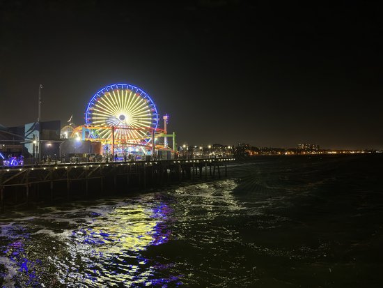 Blick auf den Santa Monica Pier aus der Ferne, bei Nacht