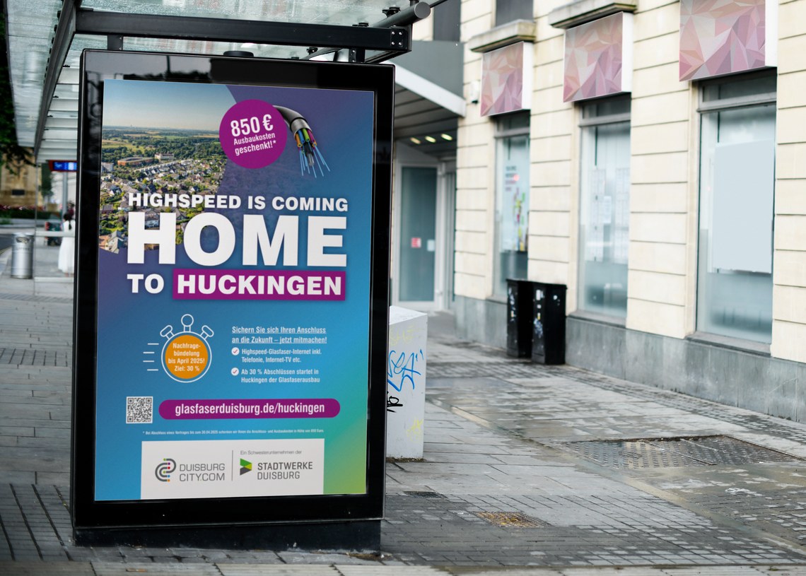 Werbeplakat für Glasfaser-Internet in Huckingen an einer Bushaltestelle.