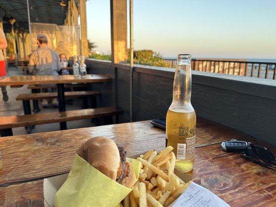 Essen auf einer Terrasse eines Restaurants