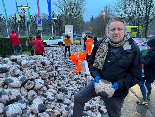 Protestaktion Weltgewissen Katar Fußballsäcke mit Sand verteilen