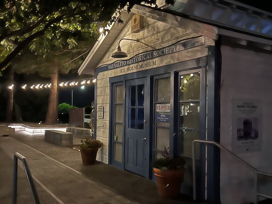 ein kleines weißes Haus in Sausalito bei Nacht