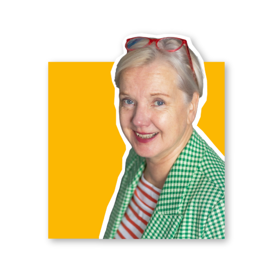 Porträt einer lächelnden Frau mit grauen Haaren, die eine Brille auf dem Kopf trägt, vor einem gelben Hintergrund, umrahmt von einer weißen Kontur