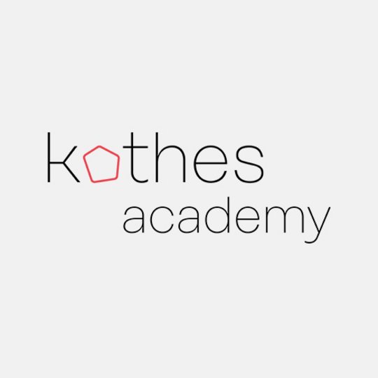 Logo der kothes academy aus einem minimalistischen Schriftzug und das o als ein rotes Fünfeck