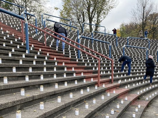 Fußballtribüne mit Grabkerzen