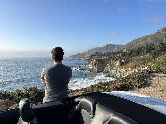 Person schaut auf die Küste von Big Sur