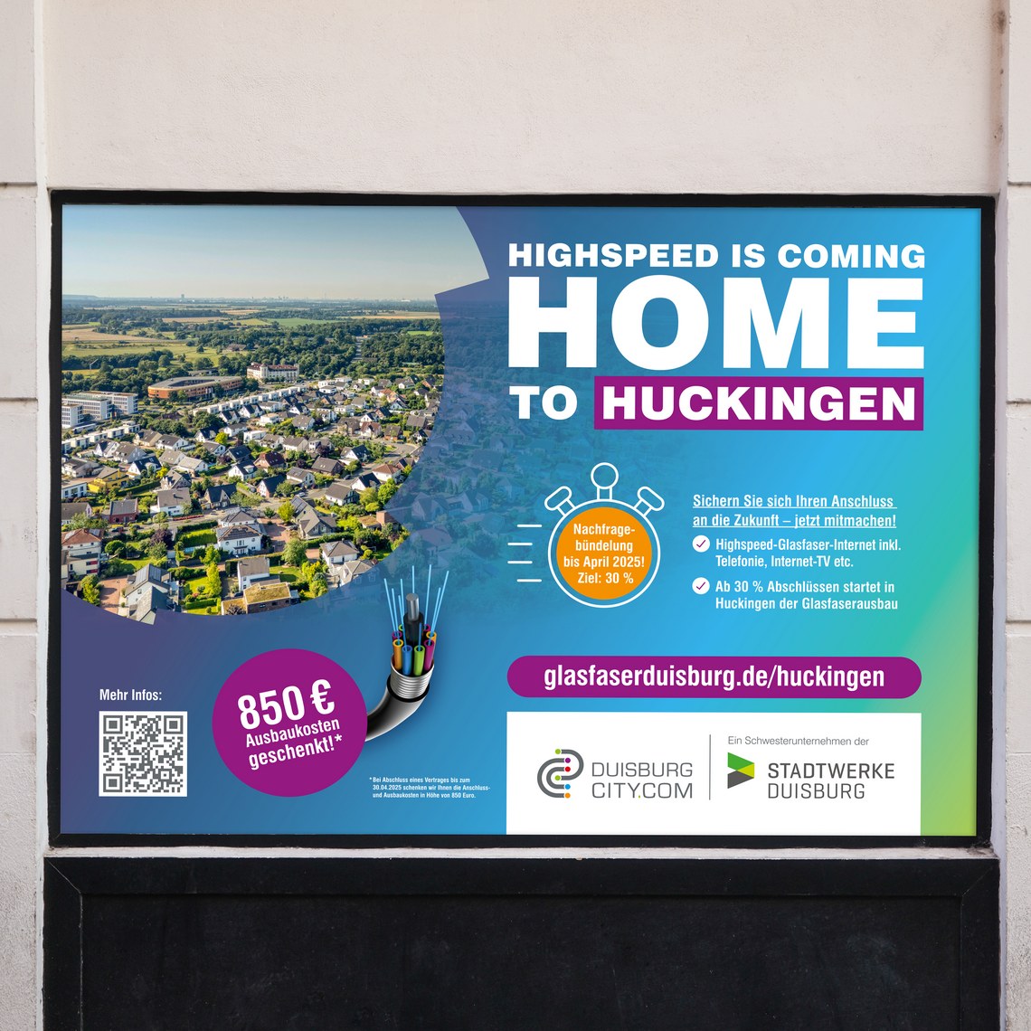 Plakat für Glasfaser-Ausbau in Huckingen mit Landschaftsfoto und Werbetexten.