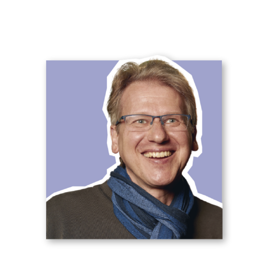 Porträt eines lächelnden Mannes mit Brille und Schal vor einem lila Hintergrund, umrahmt von einer weißen Kontur