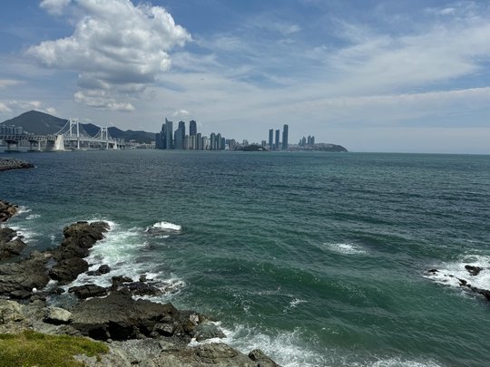 Blick auf Gwangan-Brücke und Haeundae vom Igidae Waterside Park und Wandergebiet aus