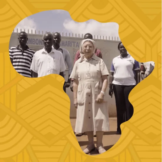 Gruppe von Menschen, darunter eine Ordensfrau, vor einem Gebäude, umgeben von Afrikas Kontur.