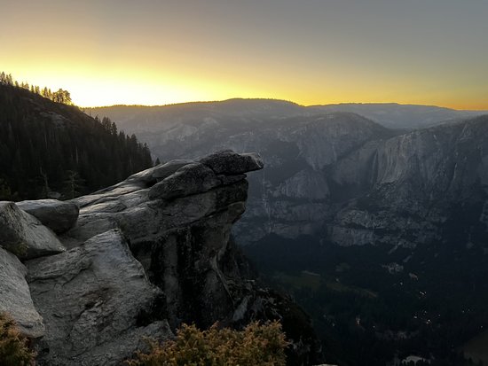 Blick auf die Yosemite-Felsformationen bei Sonnenuntergang