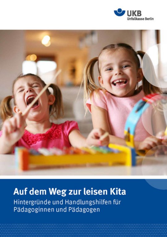 Titelseite der Schul-Info 2018/2019 der Unfallkasse Berlin. Auf dem Cover sind mehrere Kinder zu sehen, die um einen Tisch mit Stiften und Blättern versammelt sind und neugierig auf einen Globus blicken. Im unteren Drittel befindet sich eine blaue Fläche mit 'Auf dem Weg zur leisen Kita'und oben rechts befindet sich das Logo der UKB