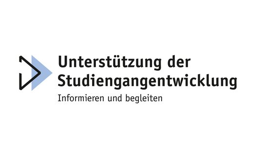 Logo mit dem Text 'Unterstützung der Studiengangentwicklung' und dem Slogan 'Informieren und begleiten'. Das Logo zeigt einen Pfeil der nach rechts weist vor einem blauen Dreieck