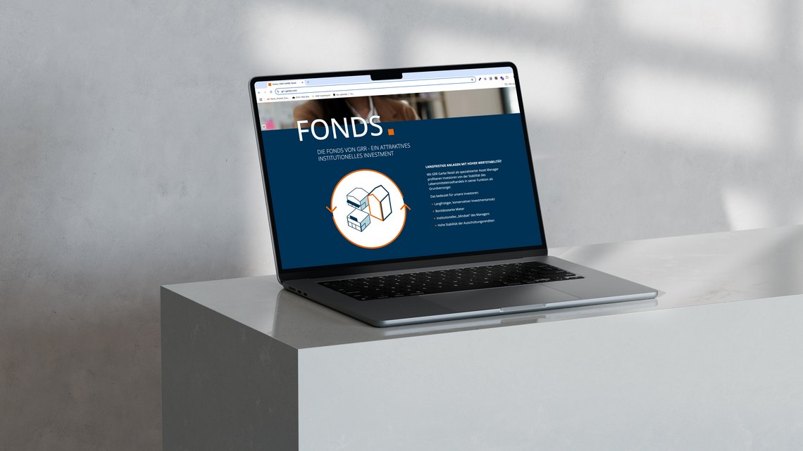 Laptop auf Tisch zeigt Website über Fonds.