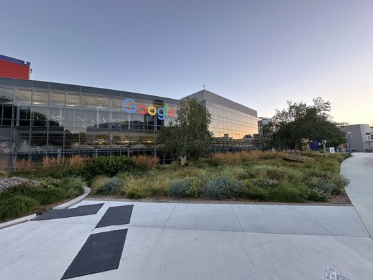 Google Campus bei Sonnenuntergang