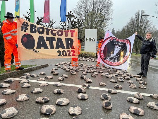 Protestaktion Weltgewissen Katar Plakat mit #Boycott Qatar