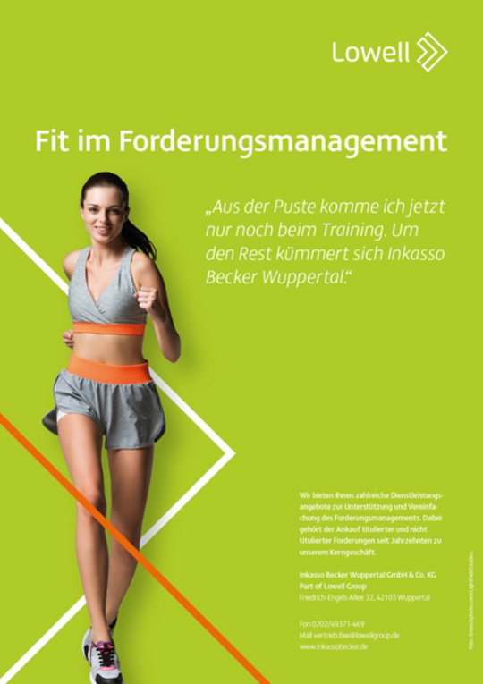 Werbeanzeige von Lowell mit dem Titel 'Fit im Forderungsmanagement' mit einer joggenden Frau vor grünem Hintergrund und weißen und orangenen Elementen und Text
