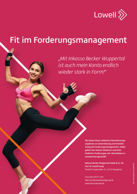 Werbeanzeige von Lowell mit dem Titel 'Fit im Forderungsmanagement'. Eine sportlich gekleidete Frau springt vor einem pinken Hintergrund mit weißen und orangenen Elementen und Text