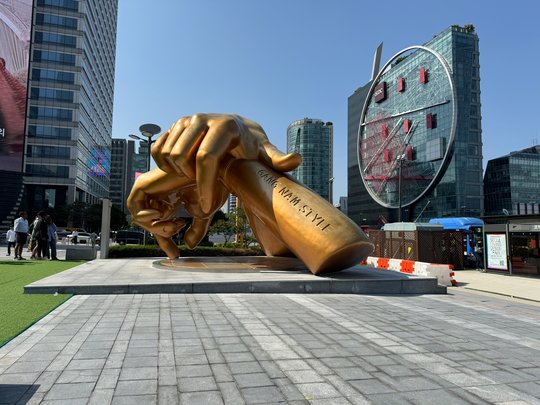 Beliebte Photo-Op: Gangnam-Style Skulptur. Der Welt-Hit von Psy wird hier non-stop abgespielt 