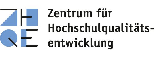 Logo des Zentrums für Hochschulqualitätsentwicklung. Links sind die Buchstaben 'Z', 'H', 'Q' und 'E' in einem grafischen Design aus blauen und weißen Formen dargestellt. Rechts daneben steht der Schriftzug 'Zentrum für Hochschulqualitätsentwicklung' in schwarzer, moderner Schrift