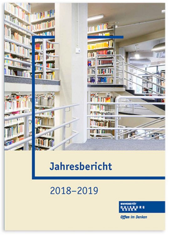 Cover des Jahresberichts 2018-2019 der Universität Duisburg-Essen. Es zeigt die Universitätsbibliothek mit hohen, lichtdurchfluteten Bücherregalen auf mehreren Etagen. Im unteren Bereich des Covers ist ein beige Balken mit dem blauen Logo der Universität und dem Schriftzug 'Jahresbericht 2018-2019' eingefügt