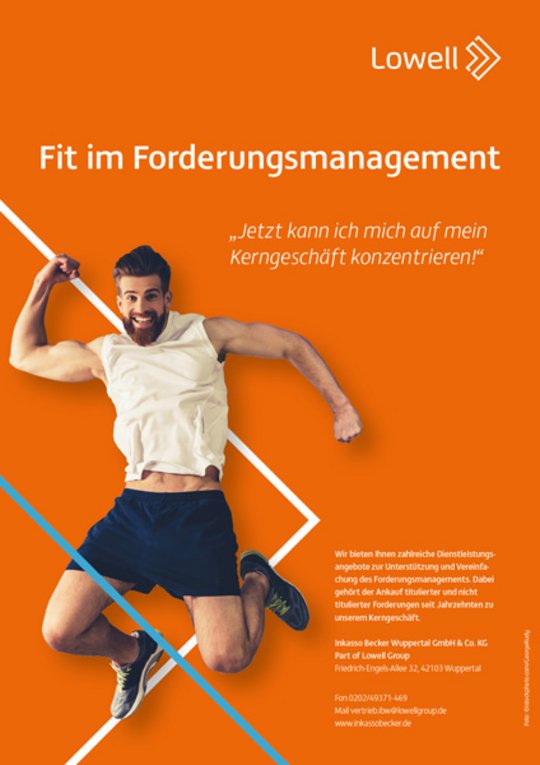 Werbeanzeige von Lowell mit dem Titel 'Fit im Forderungsmanagement'. Ein sportlich gekleideter Mann springt kraftvoll vor einem orangefarbenen Hintergrund mit blauen und weißn Elementen und Text