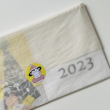 Der GMF-Kalender für das Jahr 2023, in durchsichtiges Seidenpapier verpackt