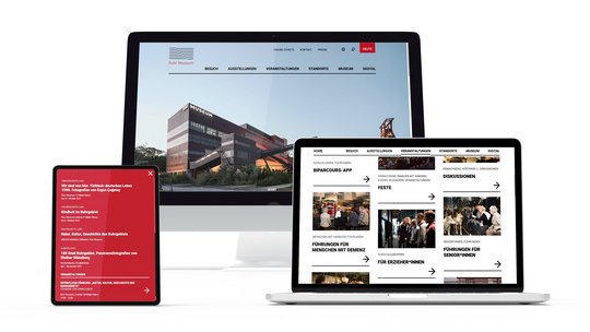 Mockup mit drei digitalen Geräten: Ein Tablet mit rotem Bildschirm und Text, ein Computerbildschirm mit einem Bild eines Gebäudes und ein Laptop, der die Webseite Ruhr Museums zeigt