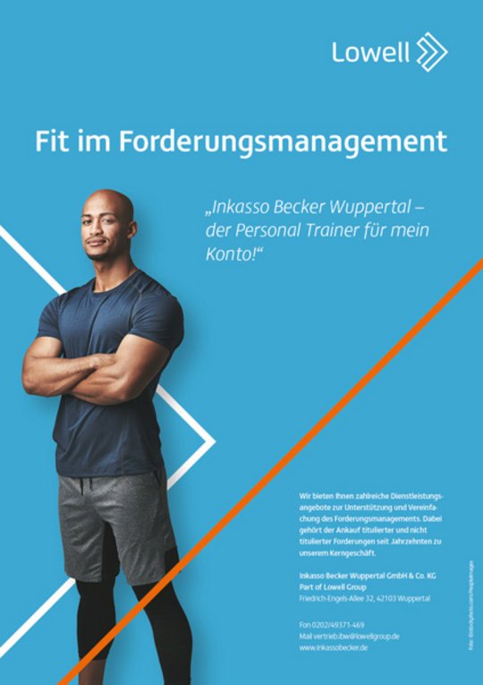 Werbeanzeige von Lowell mit dem Titel 'Fit im Forderungsmanagement'. Ein sportlich gekleideter Mann steht mit verschränkten Armen vor einem blauen Hintergrund mit weißen und oragnenen Elementen und Text