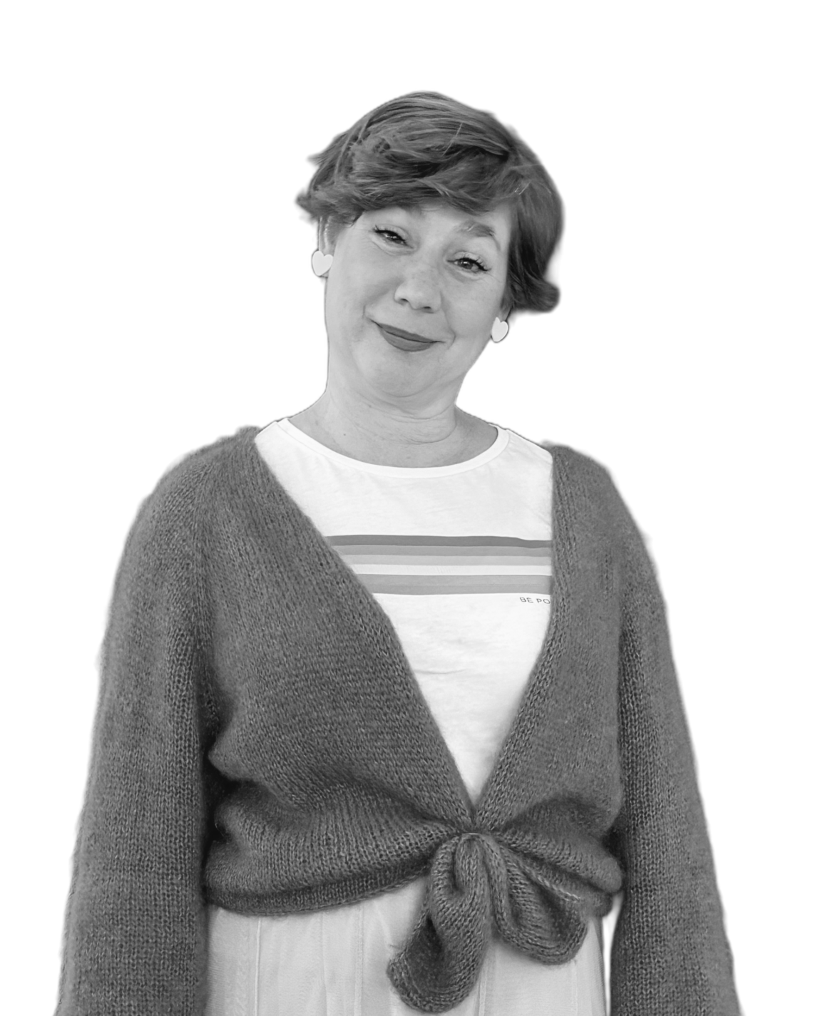 Frau in blauem Pulli und Rock mit Regenbogen-Shirt auf schwarzem Hintergrund.