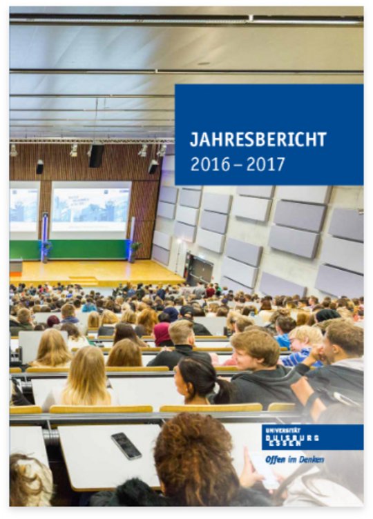 Titelseite des Jahresberichts 2016–2017 der Universität Duisburg-Essen. Das Bild zeigt einen voll besetzten Hörsaal mit Studierenden, die einer Präsentation auf zwei großen Leinwänden folgen. Oben rechts befindet sich der Titel 'Jahresbericht 2016–2017' auf blauem Hintergrund