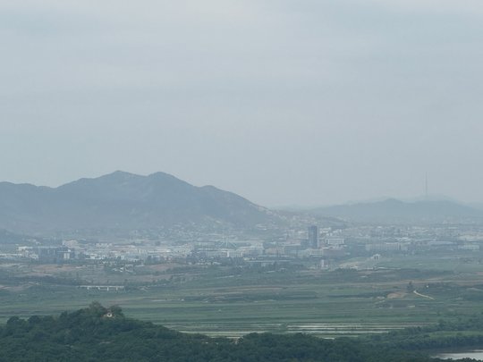 Kaesong Industriekomplex – Verlassener Industriepark. Rechts im Hintergrund ein großer Störsender-Tower, der verhindern soll das südkoreanisches Fernsehen in Nordkorea empfangen werden kann