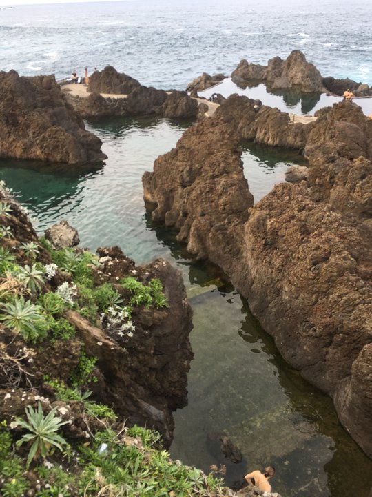 Die vom vergangenen Vulkanausbrüchen geformten Lavapools in Porto Moniz (Nordwesten) sind ein bei Touristen beliebter Badeort.