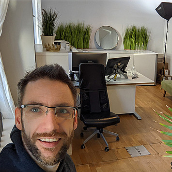 Porträt von Lars Lange in seinem Büro