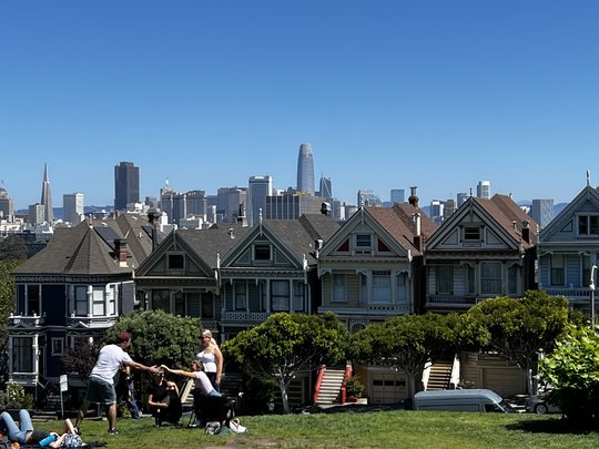 Blick auf die Painted Ladies-Häuser in San Francisco