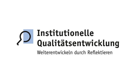 Logo von 'Institutionelle Qualitätsentwicklung' mit dem Slogan 'Weiterentwickeln durch Reflektieren'. Links befindet sich ein Symbol mit einer Lupe, die in einem blauen Quadrat dargestellt ist