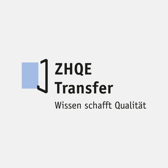 Logo des ZHQE Transfer mit dem Slogan 'Wissen schafft Qualität'. Das Logo besteht aus einem Buch-Symbol links und den Texten 'ZHUE Transfer' und 'Wissen schafft Qualität' in schwarzer Schrift 