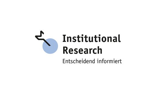 Logo von 'Institutional Research' mit dem Slogan 'Entscheidend informiert'. Links ist ein Symbol mit einem blauen Kreis und einem schwarzen, abgewinkelten Pfeil abgebildet