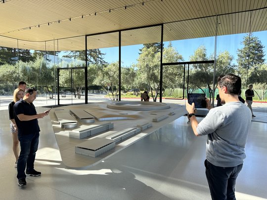 Person benutzt ein iPad im Apple Visitor Center