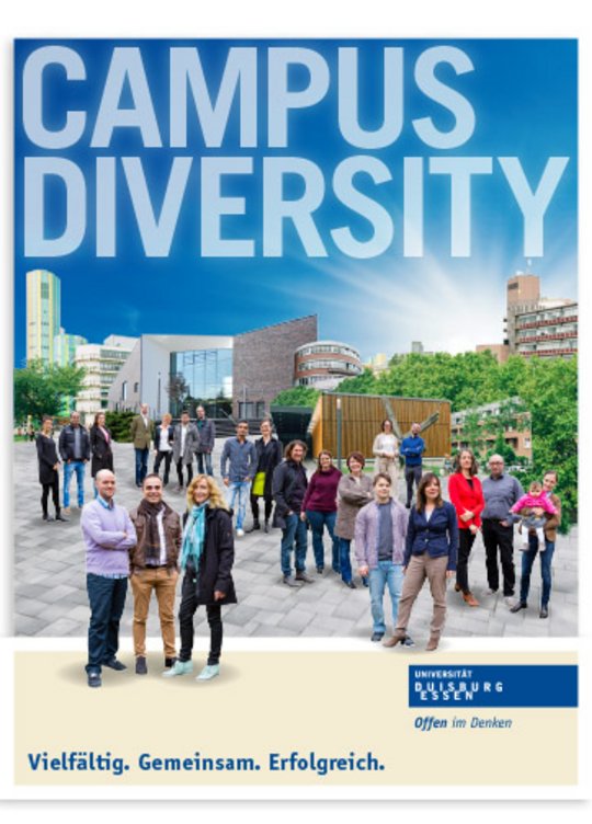 Broschüre mit dem Titel 'Campus Diversity'. Das Bild zeigt eine diverse Gruppe von Menschen auf einem Universitätscampus unter einem klaren, sonnigen Himmel. Unten steht der Slogan 'Vielfältig. Gemeinsam. Erfolgreich.' sowie das Logo der Universität Duisburg-Essen