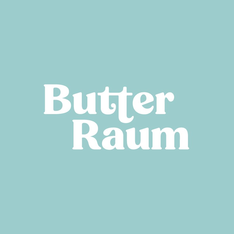 Weißer Text "Butter Raum" auf hellblauem Hintergrund.