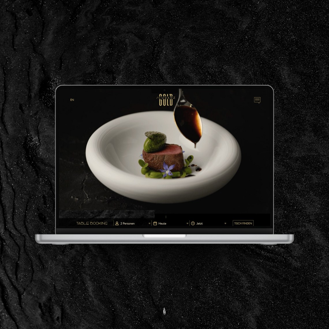 Laptopbildschirm zeigt kunstvoll angerichtetes Gourmetgericht auf schwarzem Hintergrund.