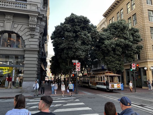 Downtown San Francisco, Cable Car fährt auf der Straße